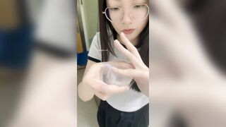 Người yêu giúp lấy mẫu tinh trùng xét nghiệm