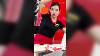 Quay Lén Nhân Viên Fpt Mặc Quần Lót Lọt Khe Đen Đi Làmm