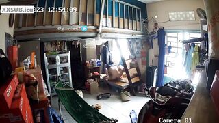 Hack camera quay lén anh công nhân vụng trộm với chủ nhà