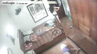 Em học sinh thay đồ chuẩn bị đi học. Dáng ngon thật