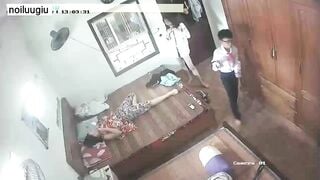 Em học sinh thay đồ chuẩn bị đi học. Dáng ngon thật