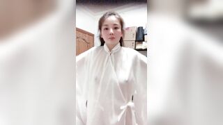 Em gái cởi đồ chúc buổi sáng tốt lành bằng thủ dâm bắn nước