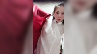 Em gái cởi đồ chúc buổi sáng tốt lành bằng thủ dâm bắn nước