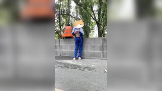 Em học sinh mê public ở trường học sau lưng bác lao công