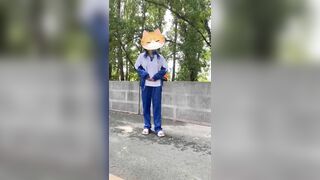 Em học sinh mê public ở trường học sau lưng bác lao công
