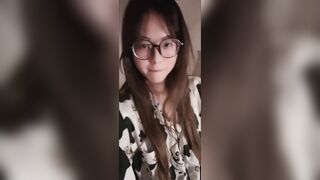 Gái Xinh Đeo Kính Nụ Cười Toả Nắng Móc Lồn Đầy Dâm Thuỷ 2