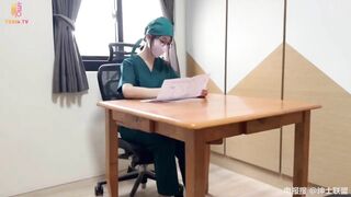 Y tá giúp bệnh nhân lấy tinh dịch cực kích thích