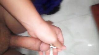 nhét đũa lút cán vào lỗ đái sướng tê cu