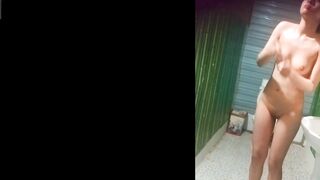 Quay lén em gái mặt xinh tắm bị lộ p2