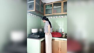 Cô Nội Trợ Show Vú Kiếm Tiền Trên App Sex