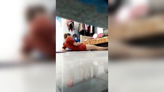 2 đang làm gì vậy 2, khó tính quá nên phải tự móc lồn