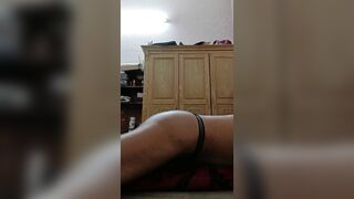 Thủ dâm với quần lọt khe của em vợ