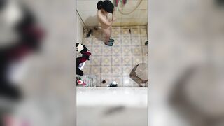 Quay lén cháu gái tắm 2
