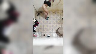 Quay lén cháu gái tắm 2