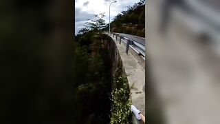 Em gái biker public thủ dâm ngoài đèo