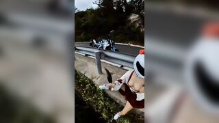 Em gái biker public thủ dâm ngoài đèo
