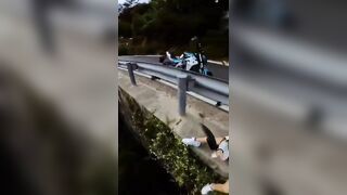 Em gái biker public thủ dâm ngoài đèo