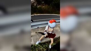 Em gái biker public thủ dâm ngoài đèo