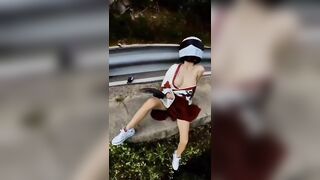 Em gái biker public thủ dâm ngoài đèo