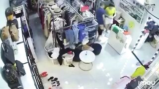 Thanh Niên Hiếp Dâm Chủ Shop Quần Áo Tại Vĩnh Phúc