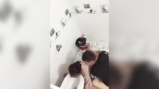 Đi Họp Lớp Bị Đứa Bạn Nó Tụt Quần Địt Trong Nhà Vệ Sinh
