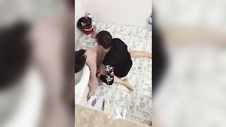 Đi Họp Lớp Bị Đứa Bạn Nó Tụt Quần Địt Trong Nhà Vệ Sinh