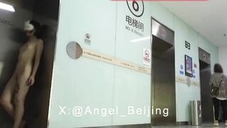 Khỏa thân đi đêm ở bệnh viện thì bị bắt gặp