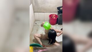 quay lén em gái *** tắm