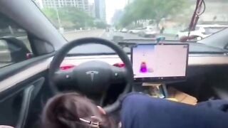 Vừa lái xe vừa đụ em rau sạch
