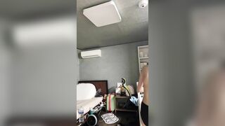 Đang lén show ở phòng khách thì bố mẹ về