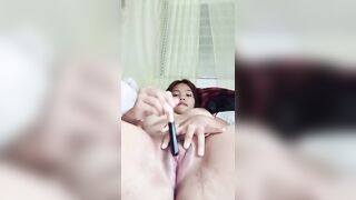 Em gái mới lớn ở nhà một mình nứng lồn quá thủ dâm cho bớt ngứa lồn