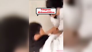 CẶP HỌC SINH ĐỊCH NHAU Ở CẦU THANG