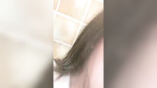 Lén bóp vú con bạn thân trong nhà vệ sinh công cộng
