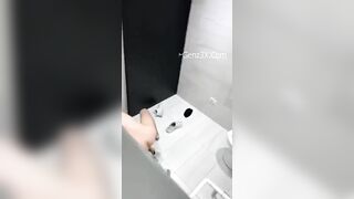 Địt Con Bạn Thân Say Xỉn Trong Toilett