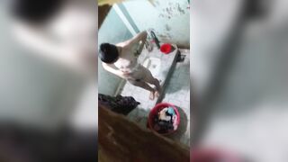 Quay con chị khi đang tắm