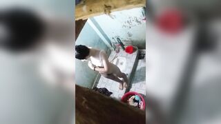 Quay con chị khi đang tắm