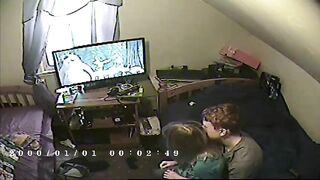 Bố mẹ đi làm check cam thấy 2 đứa đè nhau ra địt
