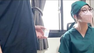 Y tá lấy tinh trùng cho bệnh nhân