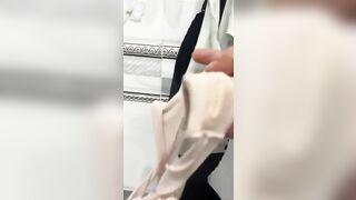 Thanh niên qua nhà em hàng xóm học sinh cấp 3 chơi thì vô nhà vệ sinh tìm quần lót dơ