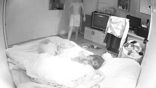 Chị gái đang ngủ liền lẻn vào địt và bị phát hiện