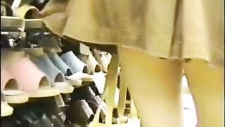 Em gái váy ngắn thủ dâm trong tiệm giày dép bị phát hiện