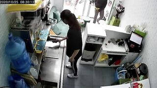 Biến thái VN sục trước mặt nhân viên quán nước, quá nhục mặt cho nam thanh niên