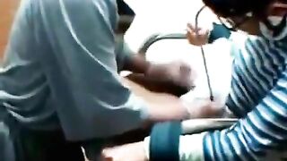 Bệnh nhân bại não được điều dưỡng giúp xuất tinh
