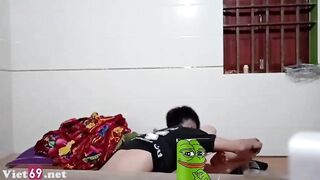 Trốn vào phòng ba mj để bú cu lồn cho nhau