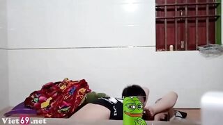 Trốn vào phòng ba mj để bú cu lồn cho nhau