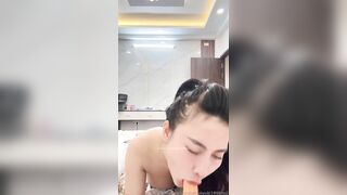 Thủ dâm với mông sau tiệc