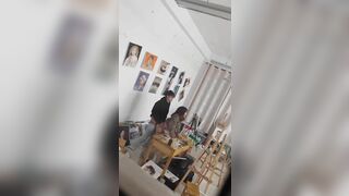 Quay lén cô giáo dạy vẽ tăng thưởng cho em học sinh vẽ đẹp nhất lớp