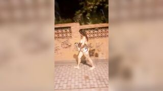 Bắt gặp em gái khoả thân ẵm chó đi dạo