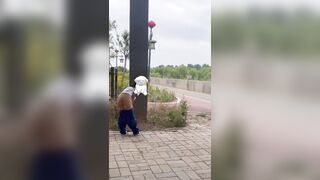 Em học sinh đang đái bậy thì có người đi qua