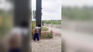Em học sinh đang đái bậy thì có người đi qua
